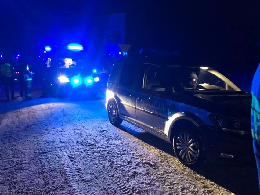 Wypadek Lewonie. Toyota uderzyła w drzewo. Kierowca trafił do szpitala [ZDJĘCIA]