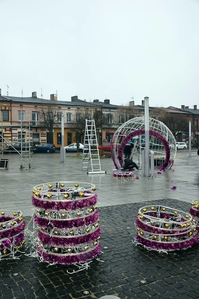 Świąteczna iluminacja w Łasku. W niedzielę odbędzie się kiermasz