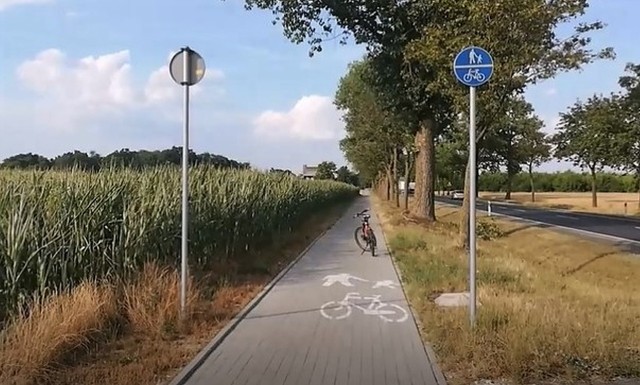 Migawka z filmu Marka Browińskiego o ścieżce rowerowej przy DK 15