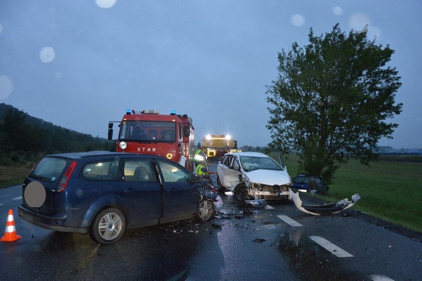 Czołowe zderzenie na krajowej „6” w Leśnicach w środę,...