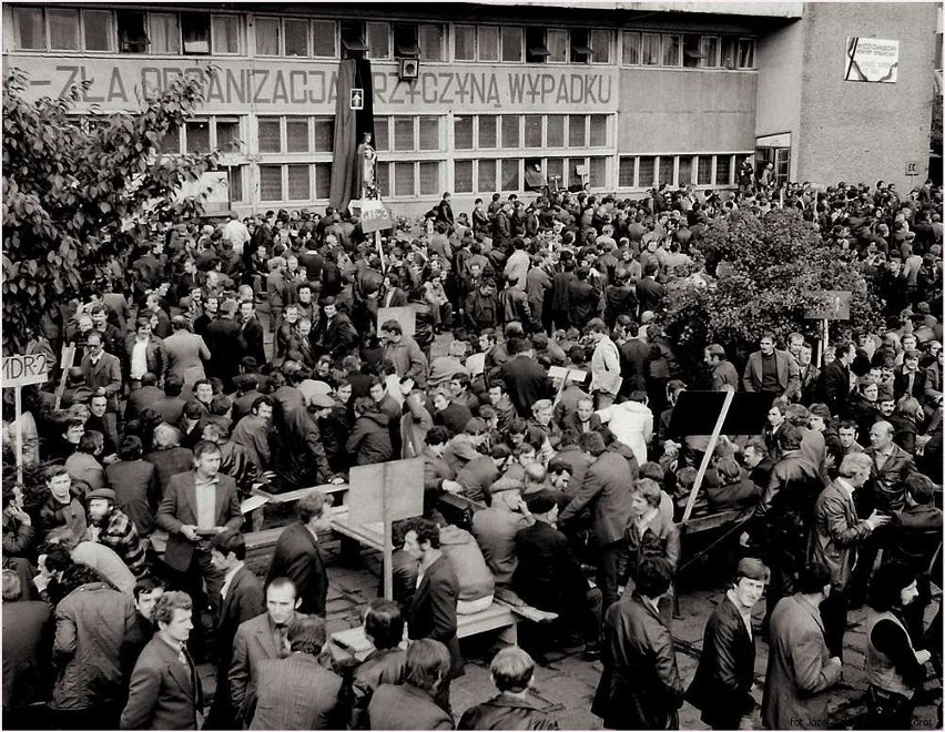 Tłumy strajkujących przed cechownią KWK Manifest Lipcowy