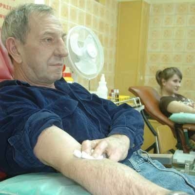 Międzyrzeczanin Wojciech Kłak od 1988 roku oddał 19 l krwi. - To średnio litr rocznie - zaznacza honorowy krwiodawca.