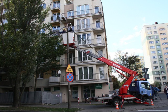 Pracownicy PGE Dystrubucji podciągnęli prowizoryczny kabel, łączący blok z kolejną czynną stacją transformatorową