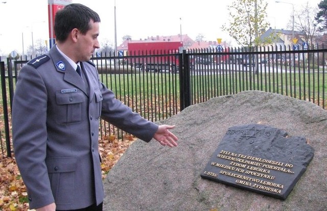 Daniel Pańczyszyn przy pomniku przy ul. Krzywoustego.