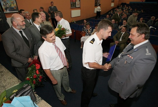 Chętnych do złożenia gratulacji komendantowi KPP w Świeciu było wielu. Na zdjęciu Janisław Buller, komendant Komendy Powiatowej PSP w Świeciu ściskający dłoń Andrzeja Feita.