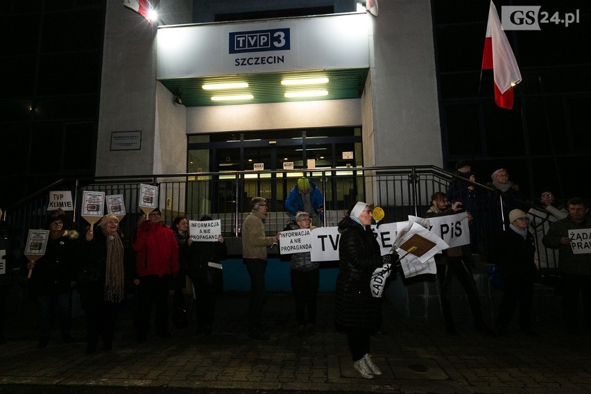 Szczecin: "Telewizja kłamie". Manifestacja przed siedzibą TVP