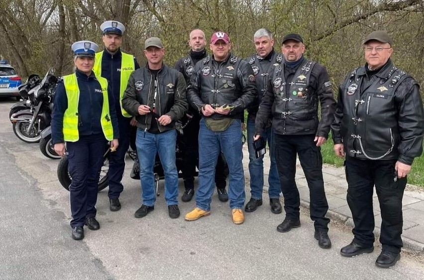 Ostrołęccy policjanci wspólnie z funkcjonariuszami Zakładu Karnego w Przytułach Starych patrolowali ulicę na motocyklach