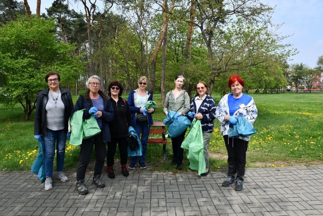 Wolontariuszki z Uniwersytetu Trzeciego Wieku sprzątały las przy ulicy Głowaczowskiej.