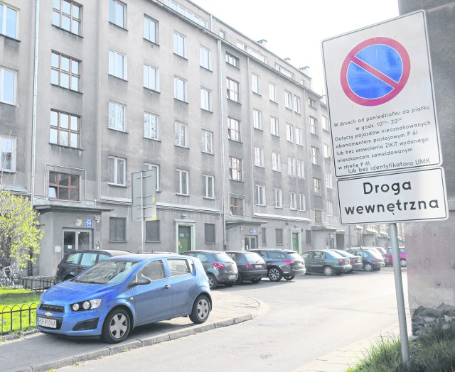 Na Kieleckiej i Zaleskiego brakuje miejsca dla aut mieszkańców. Wprowadzono ograniczenia, ale urzędnicy mają swoje przywileje.