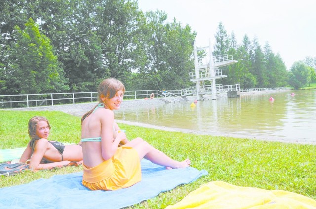 Największymi atrakcjami kempingu są m.in. jezioro, zjeżdżalnia, trampolina i bliskość Czech.