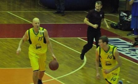 Koszykarze Siarki Tarnobrzeg (z lewej Tomasz Wojdyła, z prawej Jakub Patoka), walczyli dzielnie, ale przegrali z Trweflem Sopot.