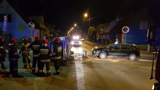 We wtorek (23.04) po godzinie 21 na skrzyżowaniu ulic Banacha i Chrobrego w Słupsku doszło do groźnie wyglądającego zdarzenia 2 samochodów. W wyniku zdarzenia niegroźne obrażenia poniosła jedna osoba. Na miejscu zdarzenia pracują policjani słupskiej drogówki oraz straż pożarna. Siła uderzenia była na tyle duża, że jedno z aut przewróciło się na bok.