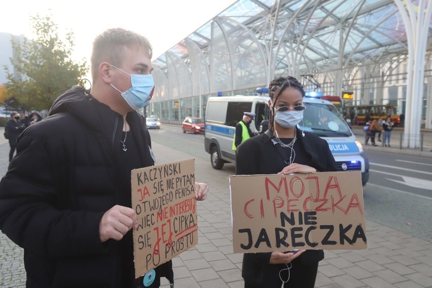 Hasła z protestów kobiet w Łodzi i w regionie: obraźliwe, gniewne, śmieszne.Co niosą na transparentach kobiety w Łodzi i regionie?