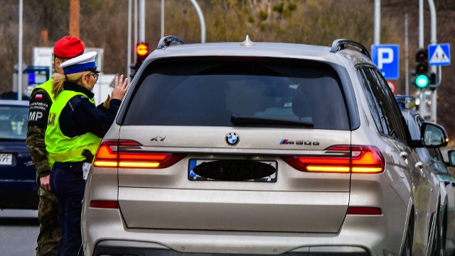 W ubiegłym roku policjanci nałożyli mniej mandatów niż rok wcześniej, to fakt, tyle tylko że po zmianie przepisów w sumie ich kwota w Polsce wzrosła... ponad dwukrotnie.