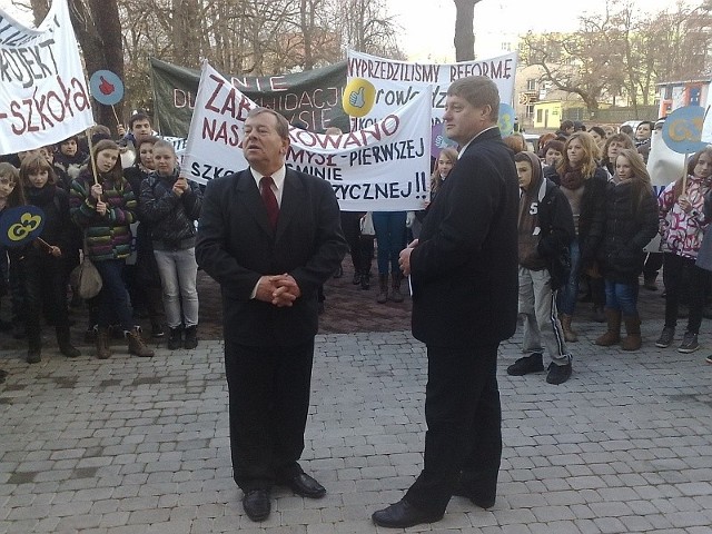 Na ręce sekretarza miasta Michała Baziuka (z lewej) i wiceburmistrza Aleksandra Juszczyka (z prawej) rodzice złożyli petycję. Włodarze przypomnieli, że żadna decyzja w sprawie likwidacji jeszcze nie zapadła.