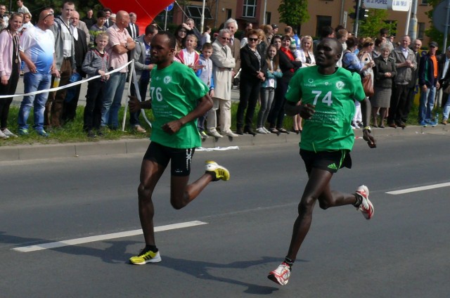 Biegną Gilbert Kipkosgei oraz Stephen Kiplimo z Kenii.