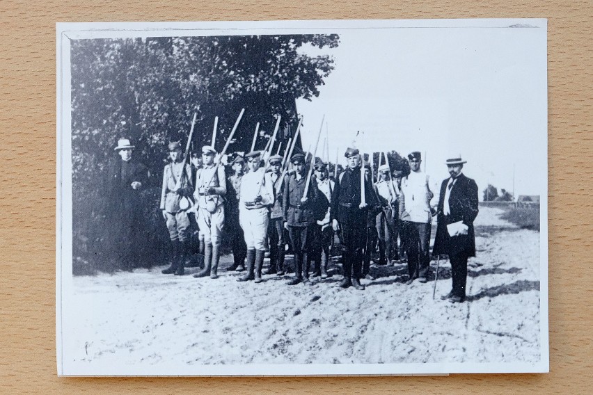 1917 r. Zajęcia terenowe skautów, ćwiczenia z laskami. Z...