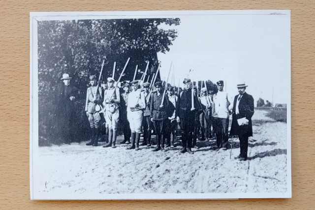 1917 r. Zajęcia terenowe skautów, ćwiczenia z laskami. Z prawej Józef Zmitrowicz, komendant Związku Harcerzy. Z lewej ks. Paweł Piekarski, pierwszy kapelan harcerski