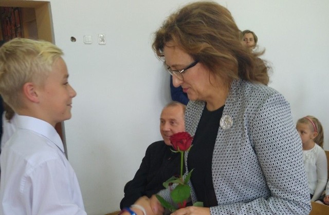 Wojewoda Świętokrzyski Agata Wojtyszek w ramach podziękowania otrzymała od uczniów szkoły w Marzyszu różę. Wręczył ją uczeń klasy szóstej, Michał Ramiączek.