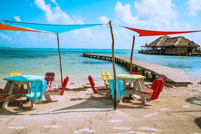 Turyści przybywający do Belize muszą mieć negatywny wynik testu na COVID-19 i mogą przebywać tylko na wydzielonych przez rząd obszarach. Od 15 lutego 2022 trzeba też będzie wykupić ubezpieczenie za 18 USD.