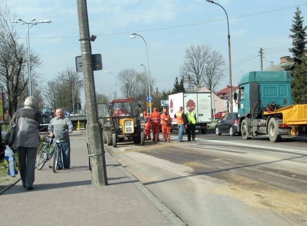 W porządkowaniu ulicy Wojska Polskiego pomagali pracownicy i...