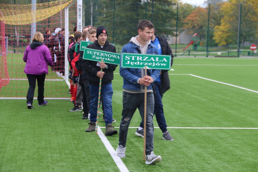 Olimpijska walka w duchu fair play w Starachowicach. Przyjechało 120 zawodników z województwa. Grają w piłkę nożną i golfa. Zobacz zdjęcia