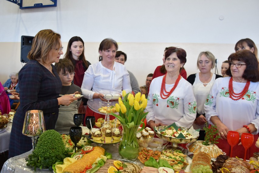 Wśród gości była poseł Agata Wojtyszek, która degustowała...