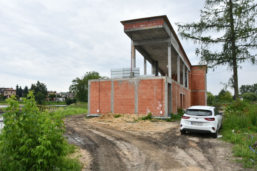 Duże problemy z budową kompleksu nad zalewem w Kazimierzy Wielkiej. Gmina rozwiązała umowę z wykonawcą