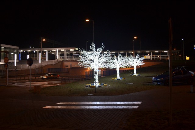 Iluminacja przed dworcem PKP w Solcu Kujawskim.Tydzień temu świątecznie w Solcu Kujawskim jeszcze nie było. W miniony weekend już tak, choć do świąt jeszcze ponad miesiąc.Włączone zostały już świetlne iluminacje przed tunelem i dworcem PKP w Solcu Kujawskim (na zdjęciu). Ustawiona została już także dekoracja świąteczna przed ratuszem, jeszcze bez światełek.A tak wyglądały ubiegłoroczne iluminacje w Bydgoszczy