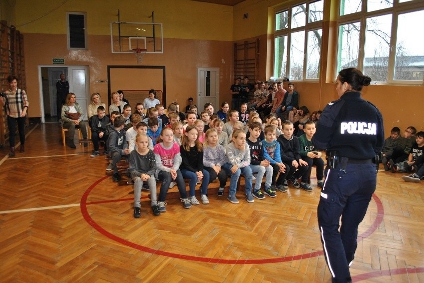 Radziejowscy policjanci dbają o to, by dzieci bezpiecznie wróciły z ferii. Na spotkaniach mówią o tym, jak unikać niebezpieczeństw