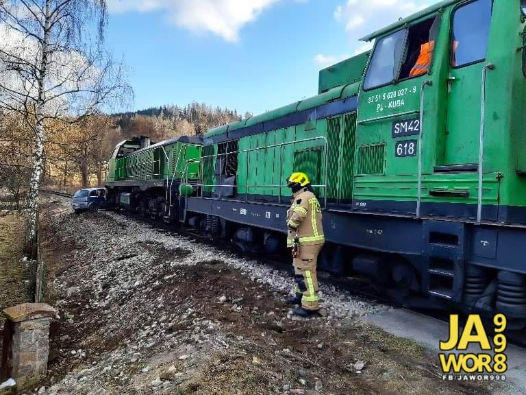 Samochód osobowy wjechał pod pociąg 8.03.2021