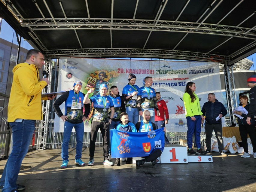 Kolejny sukces Dream Team Wokół Łysej Góry. Zawodnicy zajęli drugie miejsce drużynowo w Półmaratonie Marzanny w Krakowie