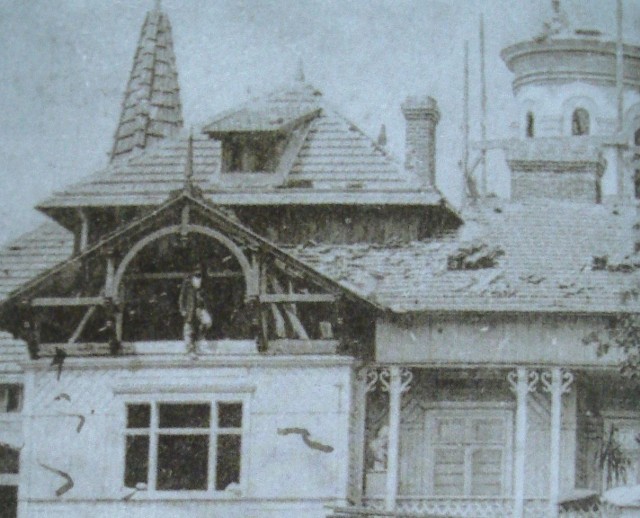 Dworek podczas remontu w 1901 roku.