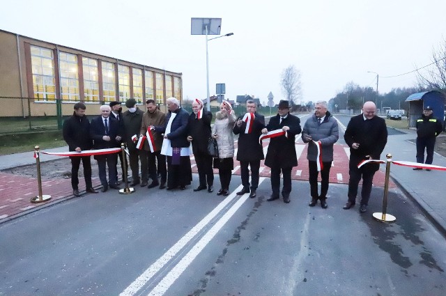 W niedzielę odbyło się poświęcenie i przecięcie wstęgi na przebudowanej drodze ze Stromca do Bobrku. Uczestniczyli w nim parlamentarzyści, samorządowcy i mieszkańcy.