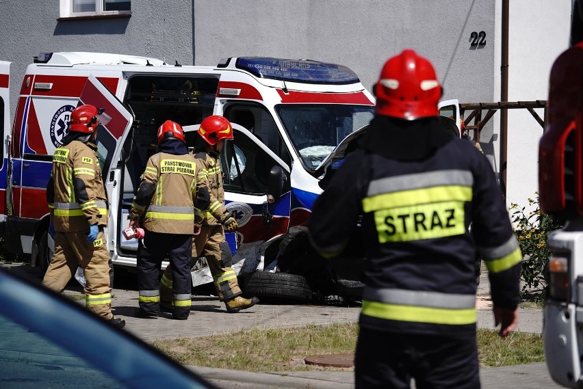 Na ul. Słonecznej we Włocławku karetka pogotowia zderzyła...