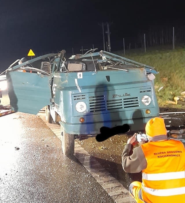 Wypadek na A4 w Woli Wielkiej w powiecie dębickim. Bus zderzył się z Żukiem, do szpitala przetransportowano 10 osób! [ZDJĘCIA]