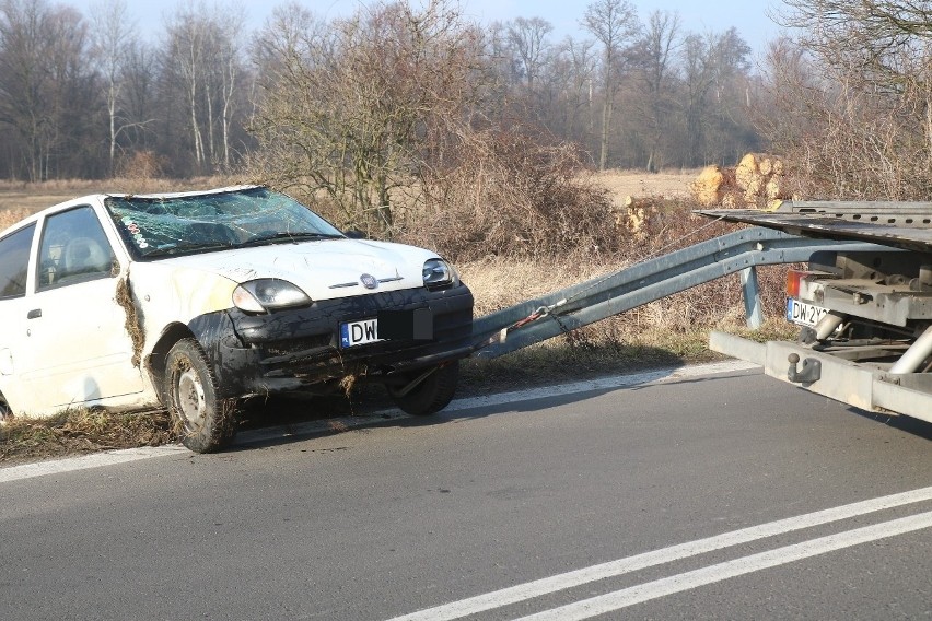 Dachowanie seicento pod Wrocławiem (ZDJĘCIA)  