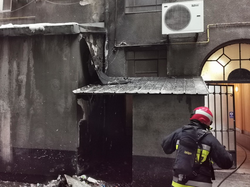 Pożar kamienicy na ul. Mickiewicza w Przemyślu. Zapaliły się śmieci [ZDJĘCIA]