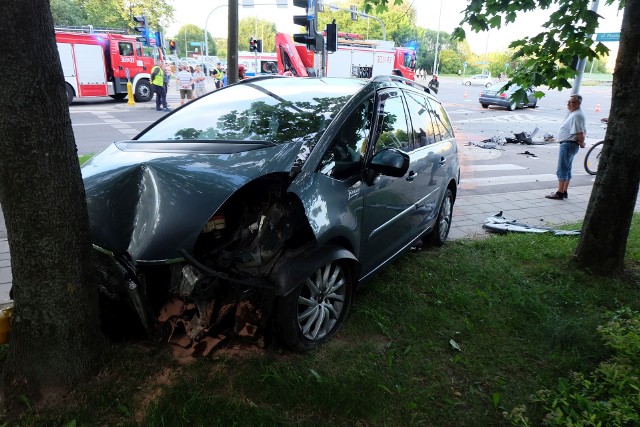 Na skrzyżowaniu ulic Chrobrego i Piastowskiej zderzyły się dwa  samochody osobowego. Pojazdami podróżowały w sumie trzy osoby. Dwie z nich zostały poszkodowane
