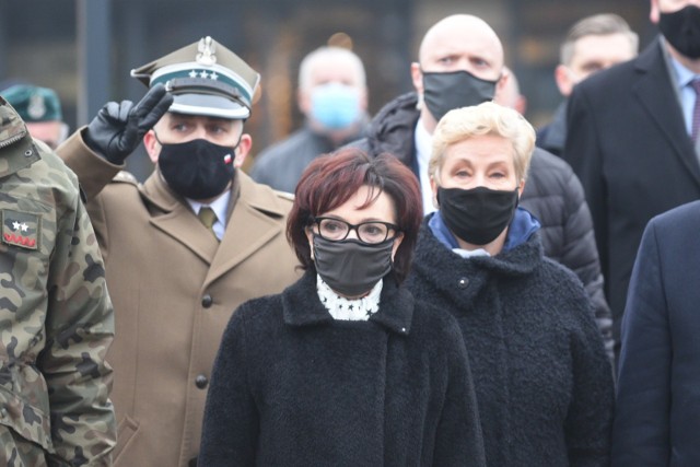 W poniedziałek (01.03) w Toruniu, podobnie jak w całym kraju, świętowano Narodowy Dzień Pamięci Żołnierzy Wyklętych. W uroczystościach pod pomnikiem przy Alei Solidarności wzięli udział m.in. marszałek Sejmu RP Elżbieta Witek oraz prezydent Torunia Michał Zaleski.Czytaj dalej. Przesuwaj zdjęcia w prawo - naciśnij strzałkę lub przycisk NASTĘPNE