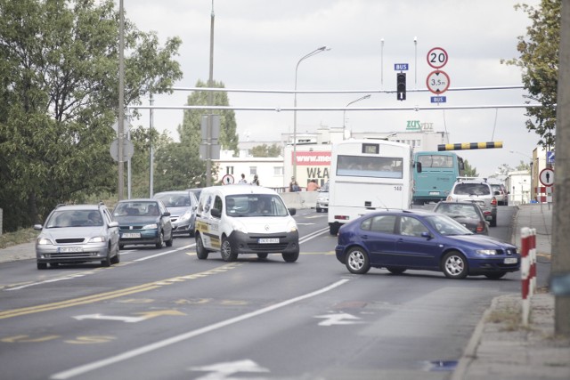 Kierowcom łamiącym przepisy na ulicy Niemodlińskiej grozi mandat do 500 zł i punkty karne.