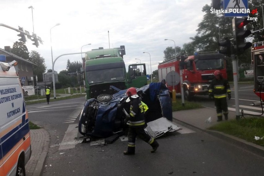 Wypadek w Żorach: Dwie osoby zostały ranne. Sprawca nie miał prawa jazdy ZDJĘCIA