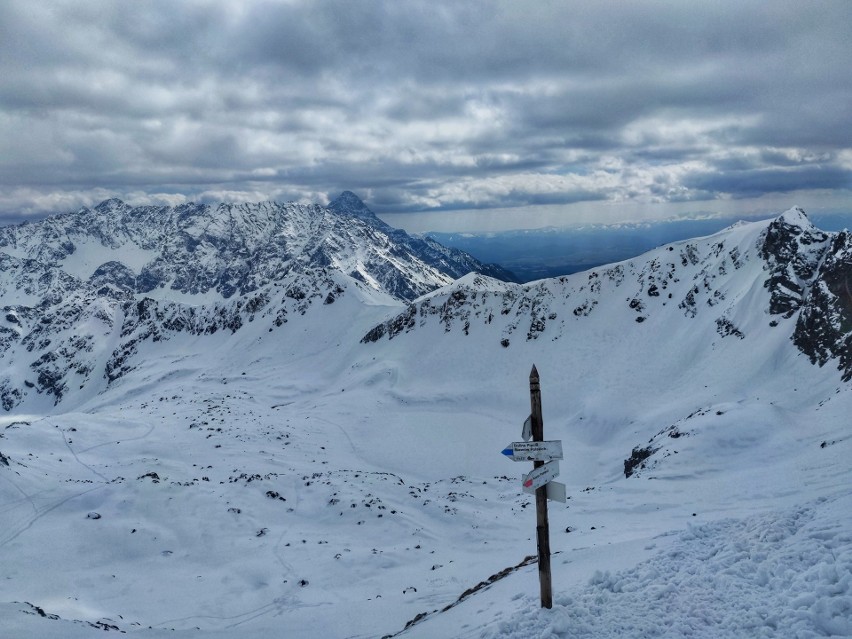 Tatry. W Dolinie Pięciu Stawów nadal 1,5 metra śniegu. Tu krokusów nie uświadczysz. Ale za to widoki piękne!