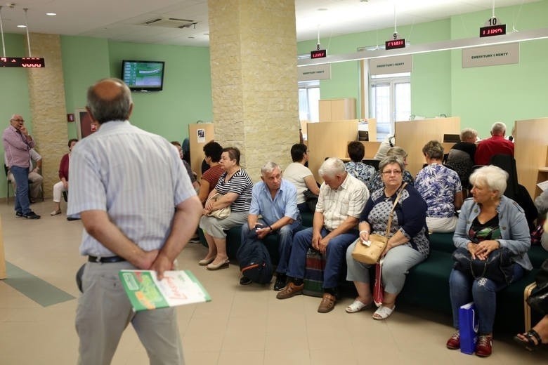 Oszuści próbują przekonać starsze osoby o tym, że aby...