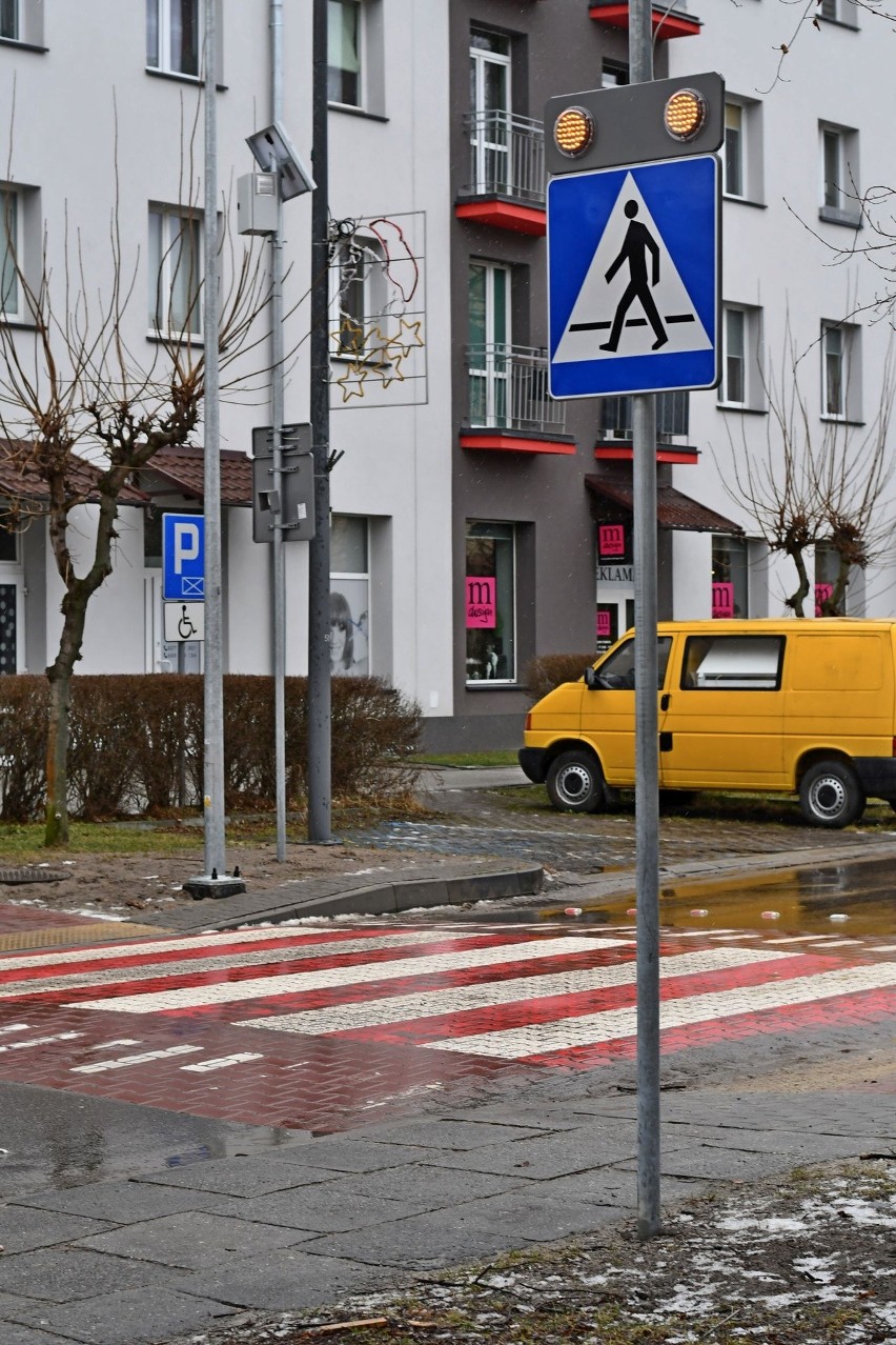 Wyniesione, oświetlone, z oznakowaniem i czujnikiem ruchu...