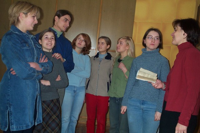 Młodzież ze szkolnego koła teatralnego namysłowskiego liceum podczas jednej z prób w kawiarence artystycznej.