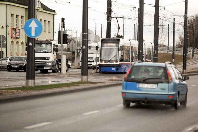 Gdy na ul. Fordońskiej utworzył się korek, kierowca auta terenowego pojechał wiaduktem tramwajowym.
