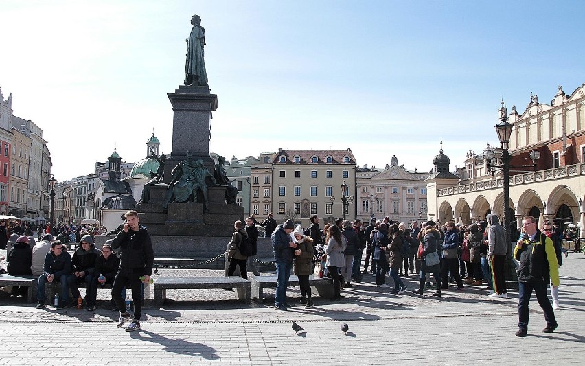 Świąteczny spacer po Rynku Głównym [ZDJĘCIA]