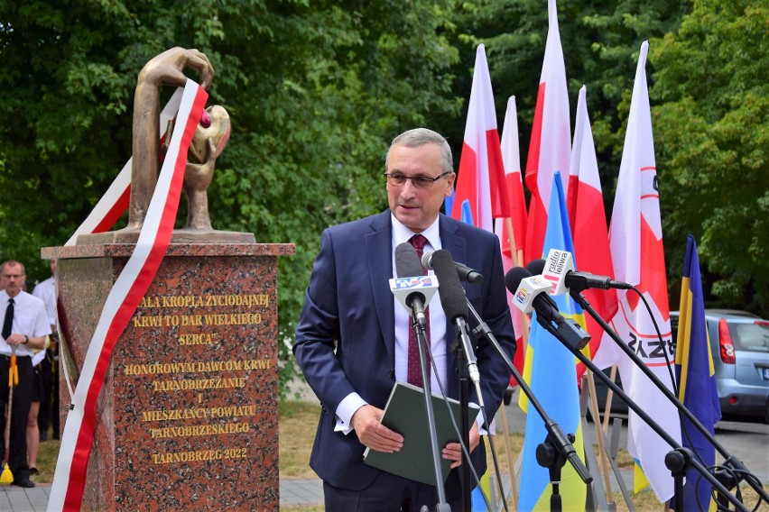 Pomysłodawca pomnika krwiodawców w Tarnobrzegu doceniony przez starostę i radę powiatu. Zbigniew Dendura odebrał wyróżnienie na sesji