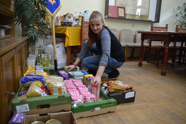 Justyna Kornacka z biura żarskiego PCK ze świeżą dostawą żywności od wolontariuszy.